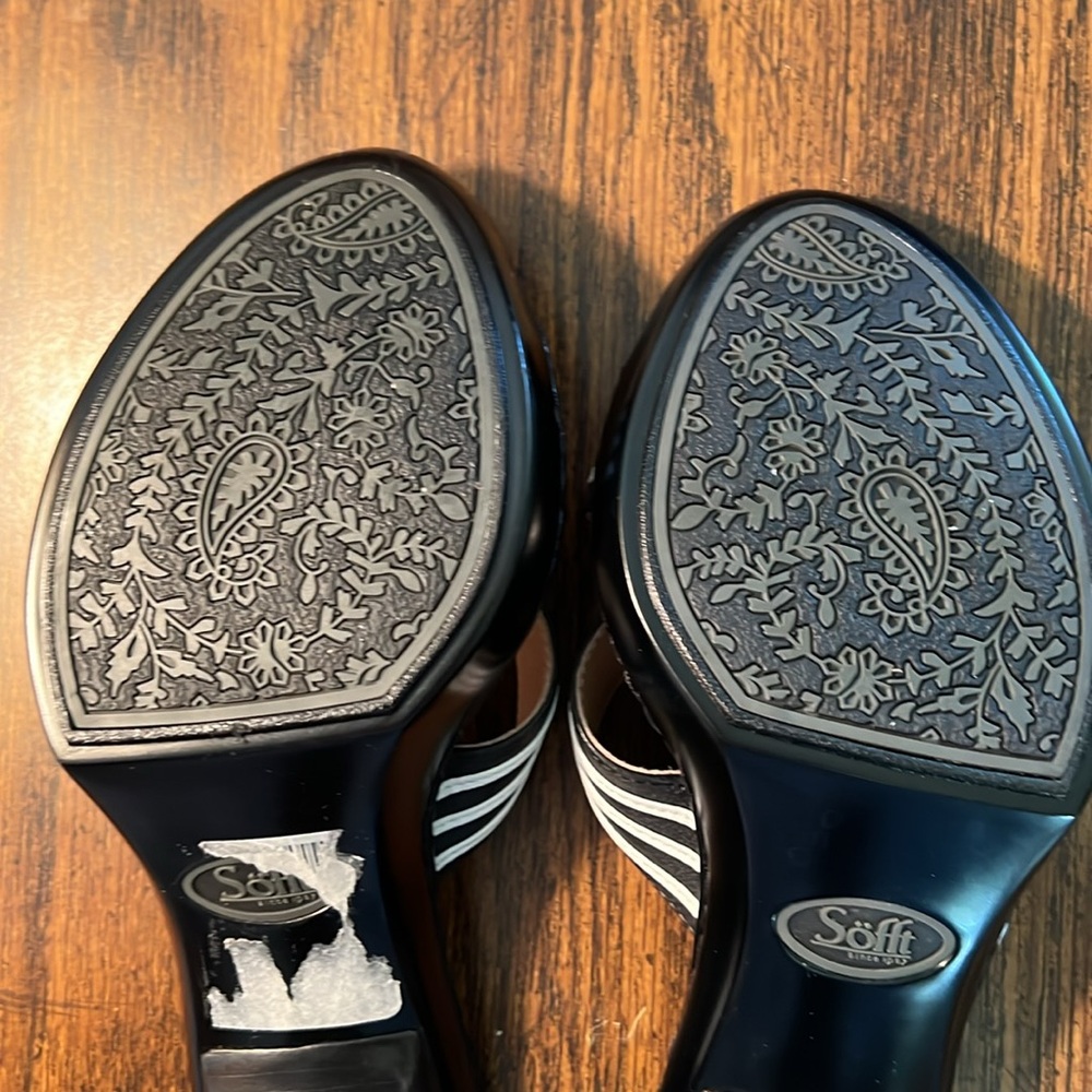 NEW SOFFT Black White Striped Leather Sandals size 6M. Comfortable Leather upper - Picture 7 of 9